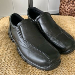 Boys 5 1/2 slip on black Deer Stag dress shoes